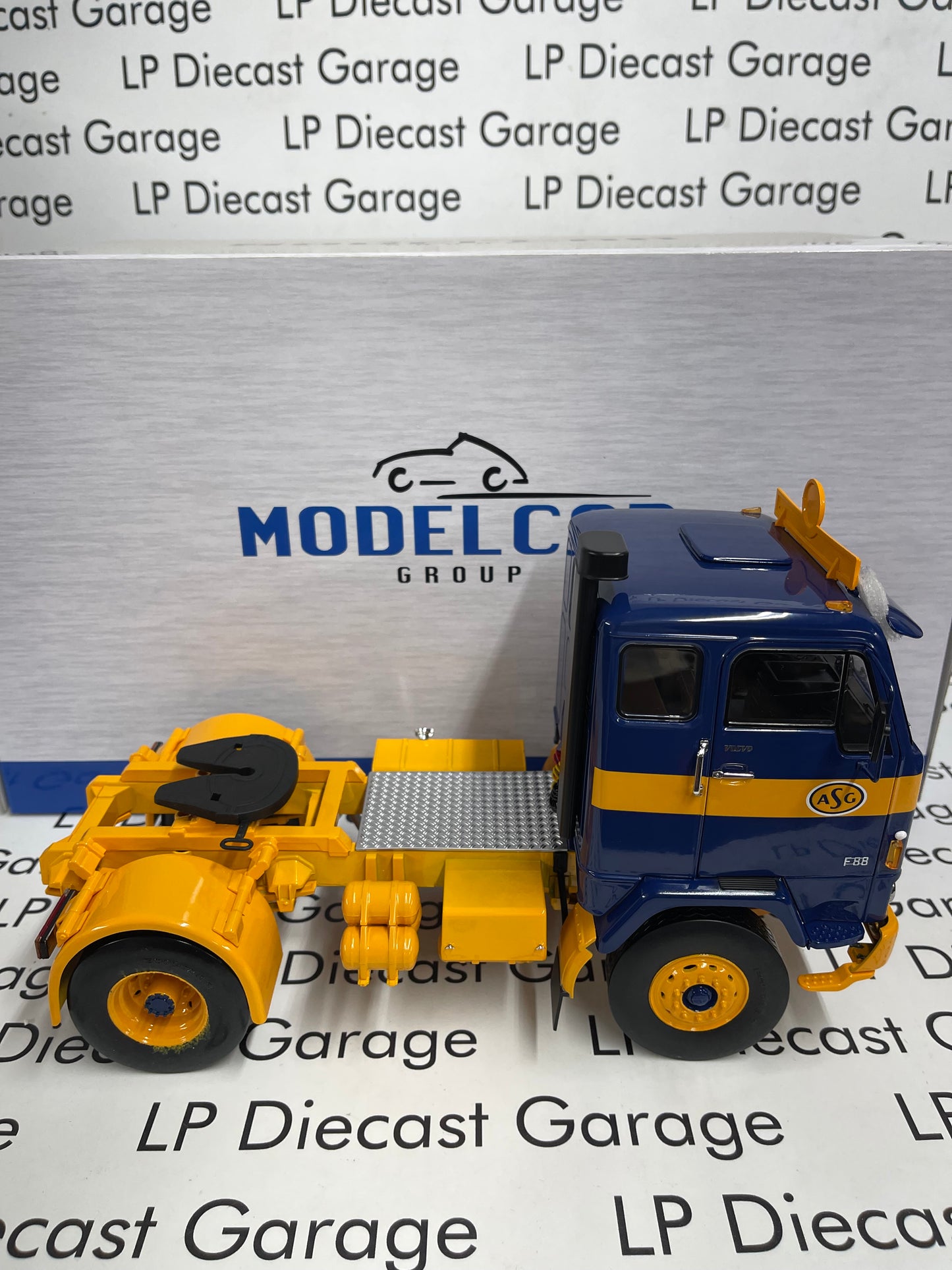 MCG Model Car Group 1977 Volvo F88 Blue Semi Truck 1:18 Diecast