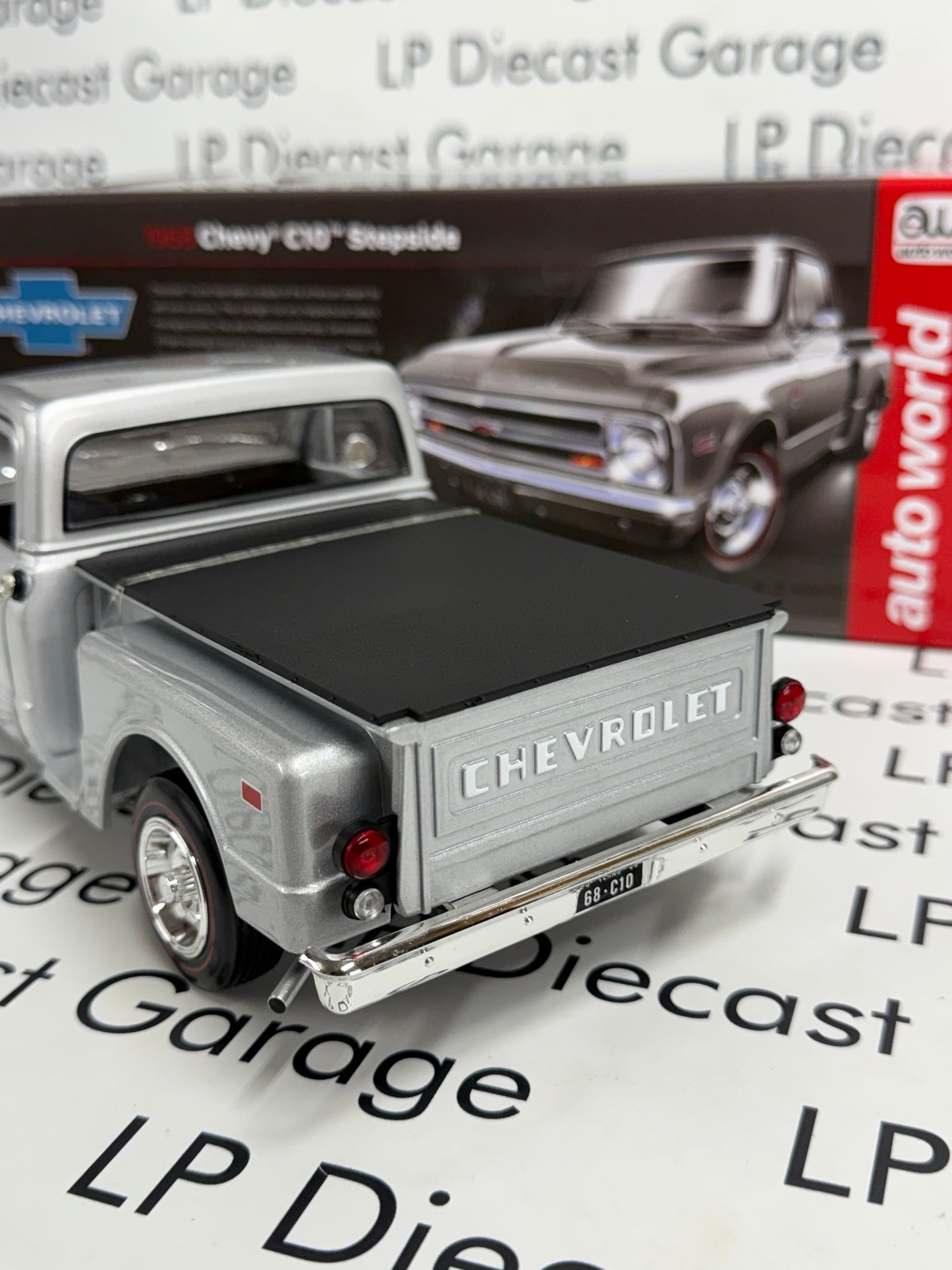 AUTO WORLD 1968 Chevy C10 Stepside Silver Short Bed 1:18 Diecast