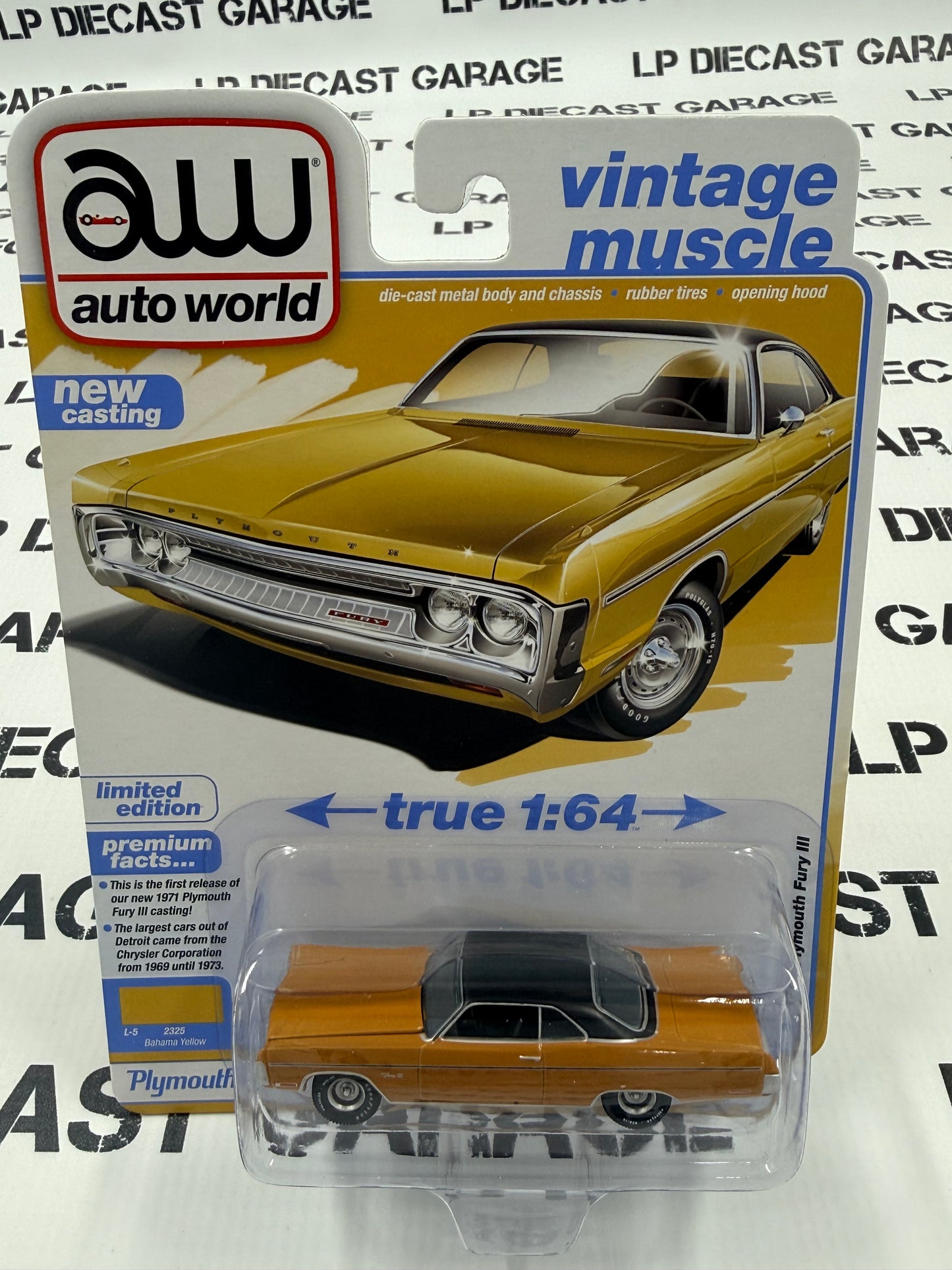 AUTO WORLD 1971 Plymouth Fury II Yellow 1:64 Diecast Vintage Muscle