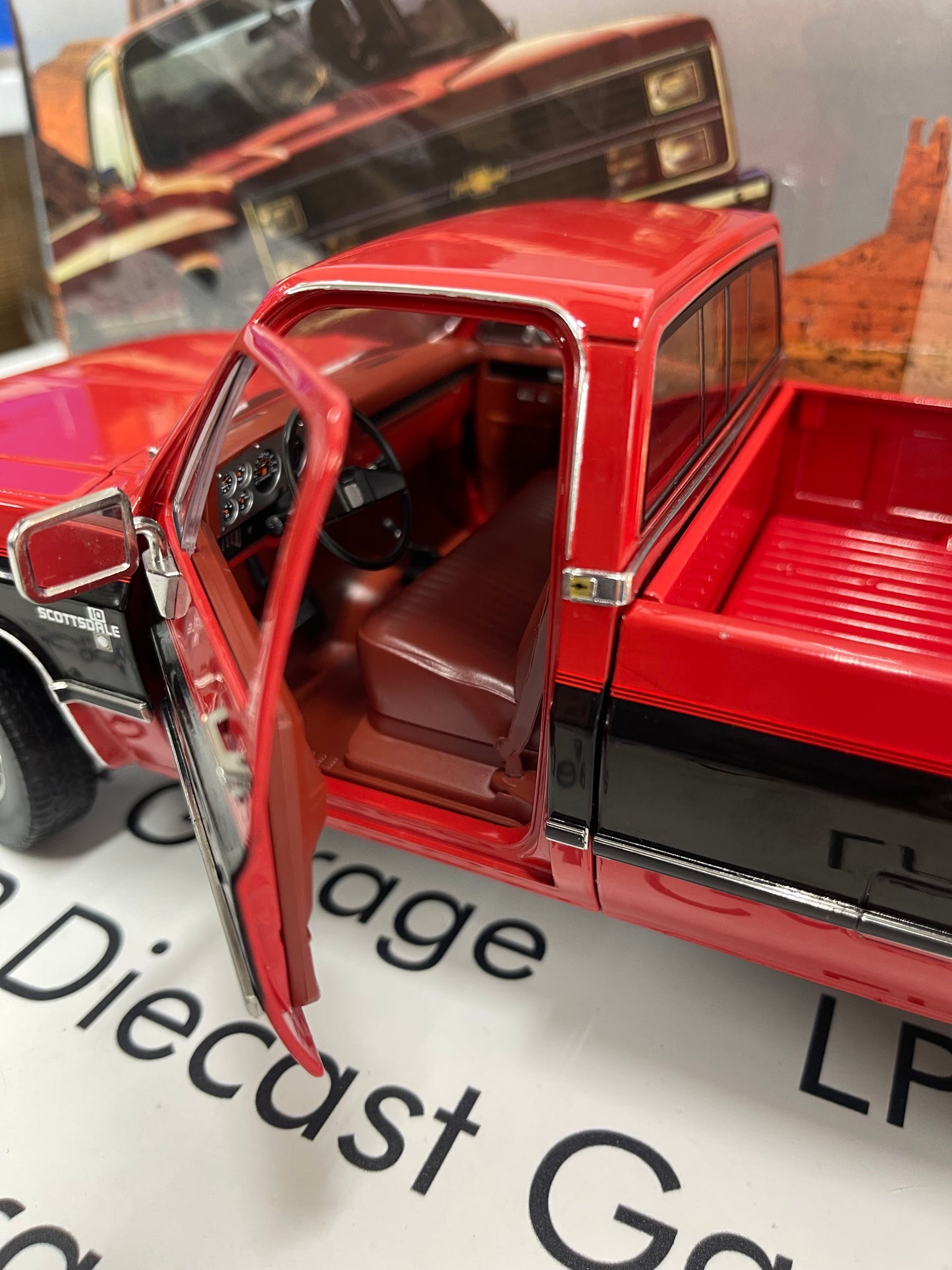 GREENLIGHT 1984 Chevrolet K10 Scottsdale Apple Red w/  Black Stripe 1:18 Diecast
