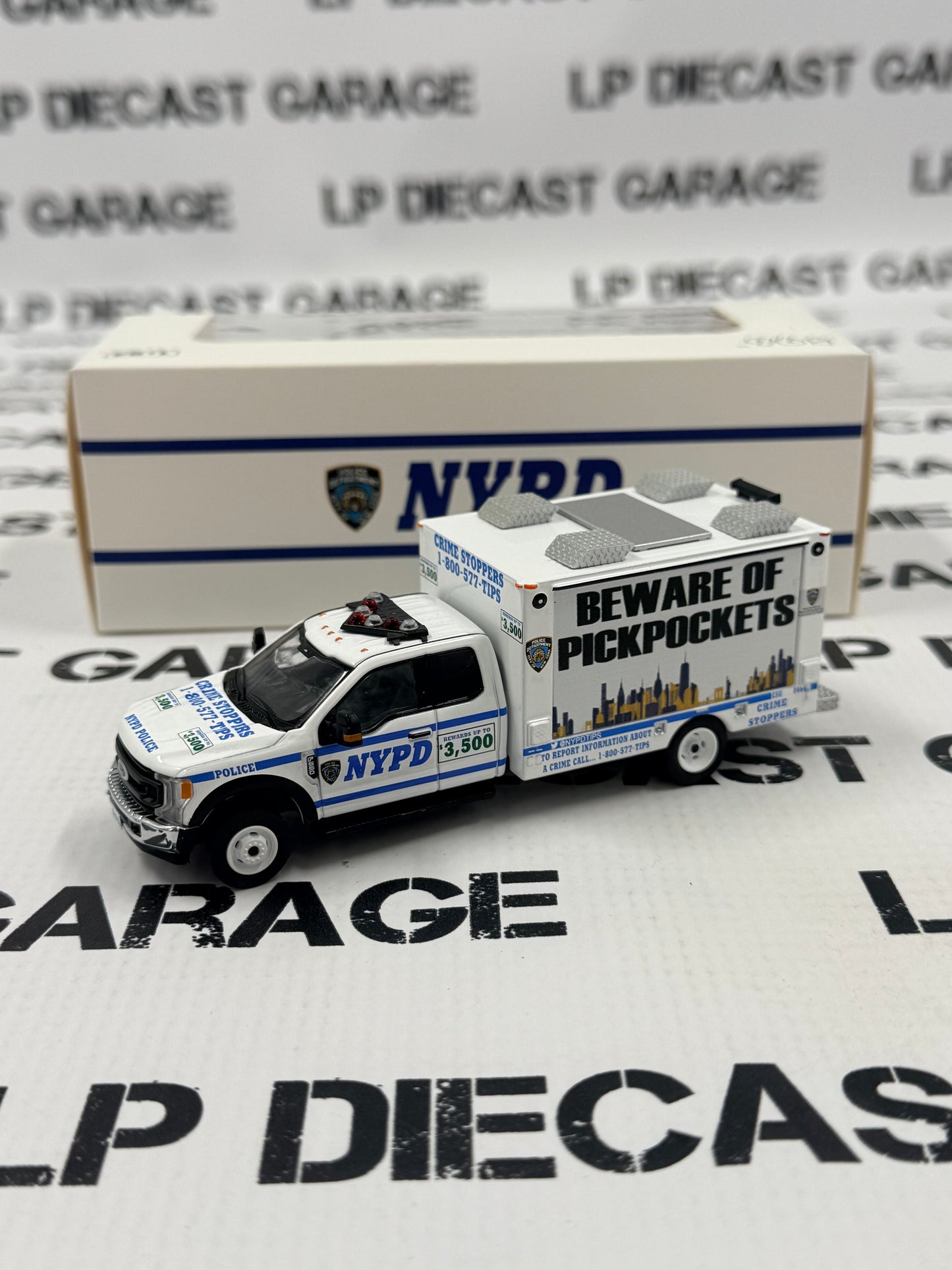 MODEL TRUCK Ford F-550 New York Police Crime Stoppers 1:64 Diecast LED Lights