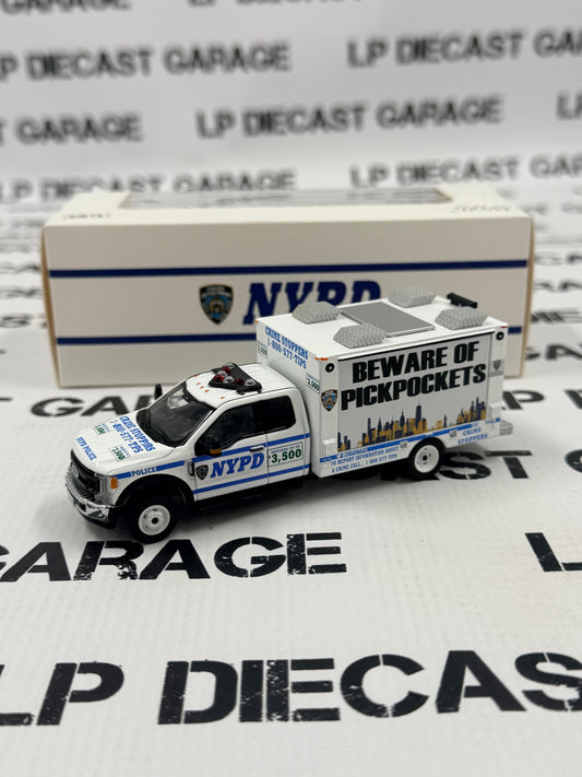 MODEL TRUCK Ford F-550 New York Police Crime Stoppers 1:64 Diecast LED Lights