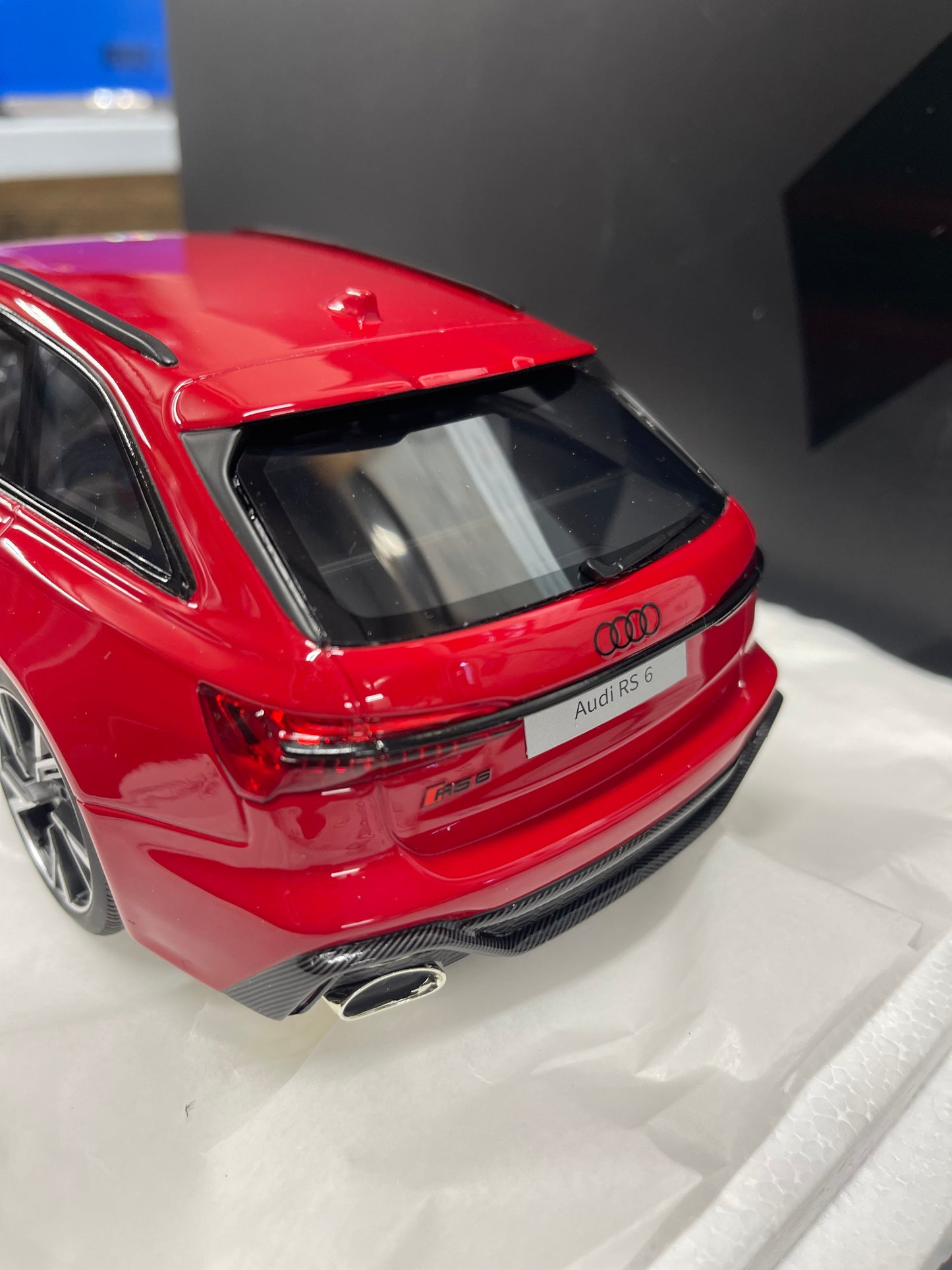 TOP SPEED Audi RS 6 Avant Carbon Black Tango Red 1:18 Resin Model