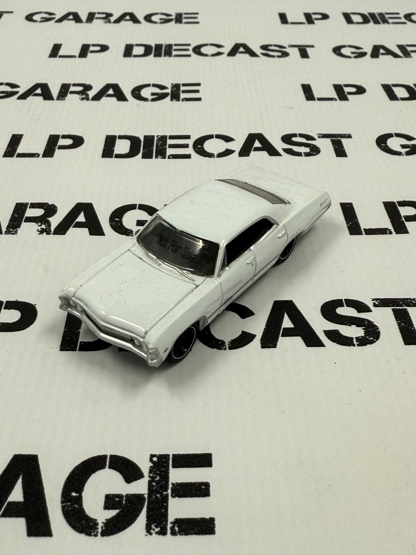 SAMPLE CAR GREENLIGHT 1967 Chevrolet Impala White Sedan 1:64 Diecast