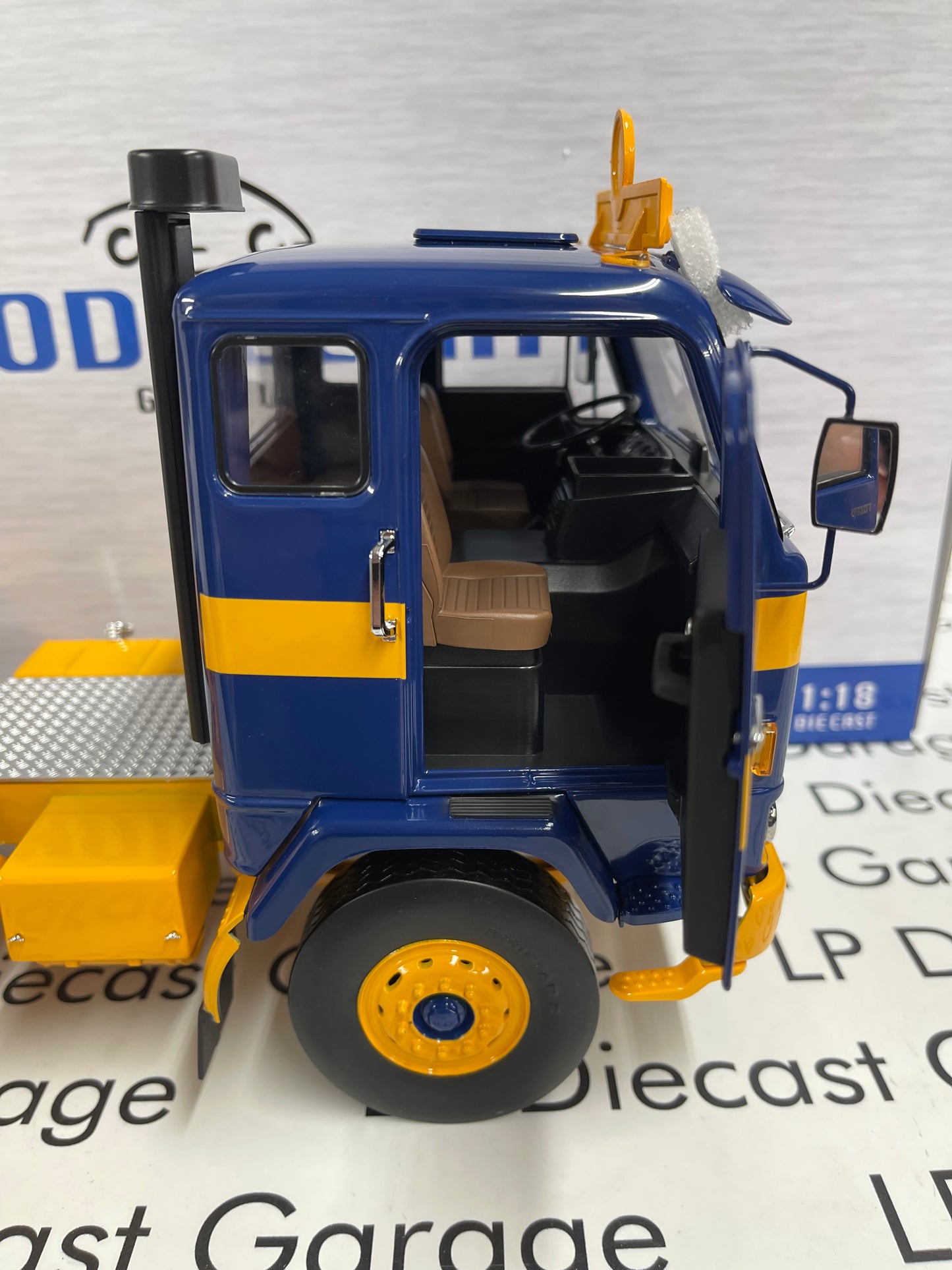 MCG Model Car Group 1977 Volvo F88 Blue Semi Truck 1:18 Diecast