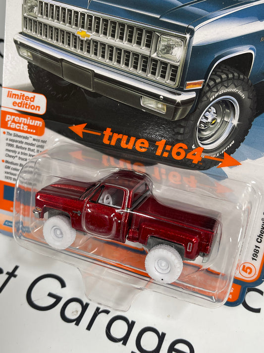 ULTRA RED CHASE AUTO WORLD 1981 Chevrolet Silverado Blue 1:64 Diecast Muscle Trucks