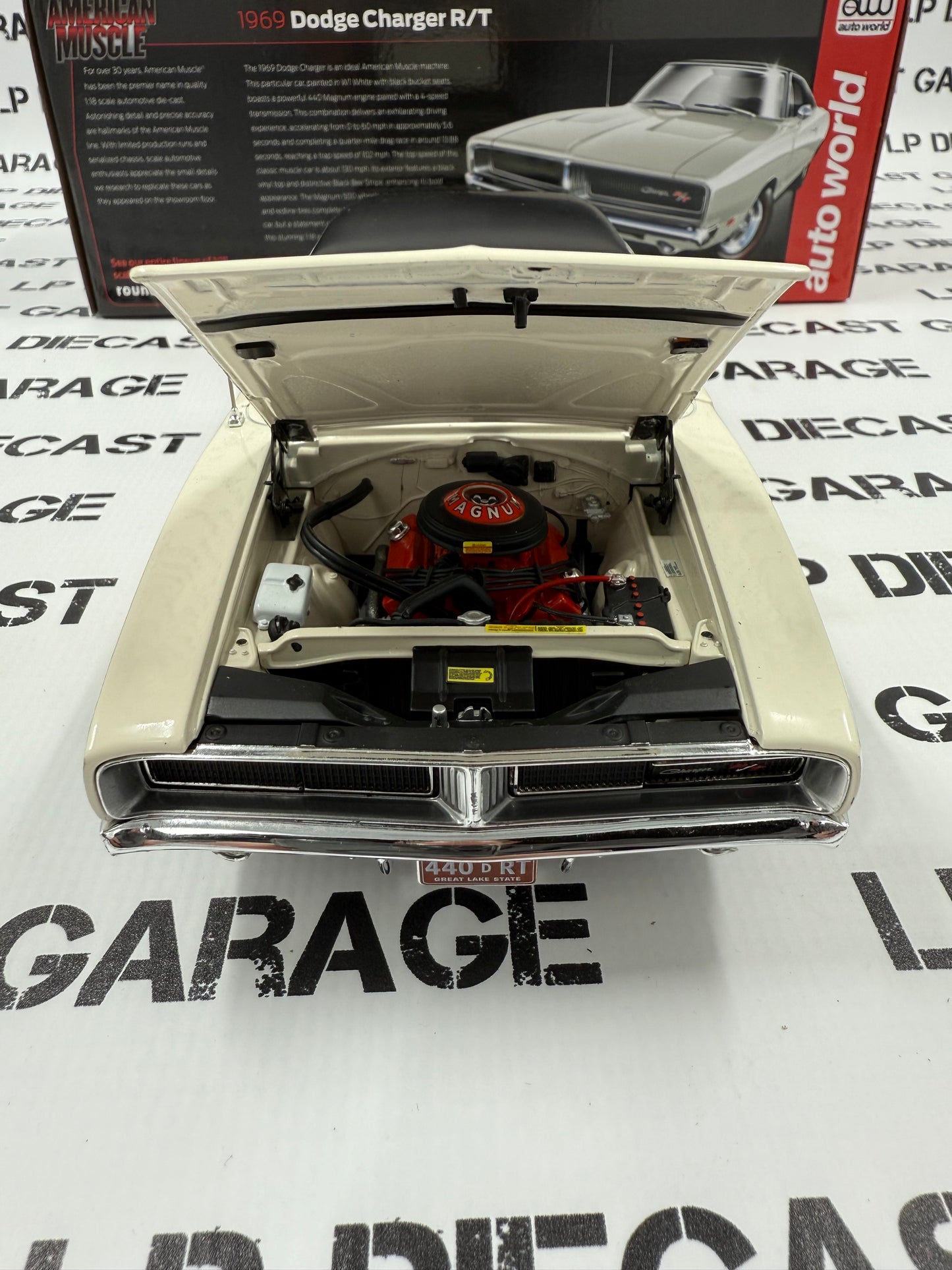AUTO WORLD 1969 Dodge Charger R/T White 440 1:18 Diecast