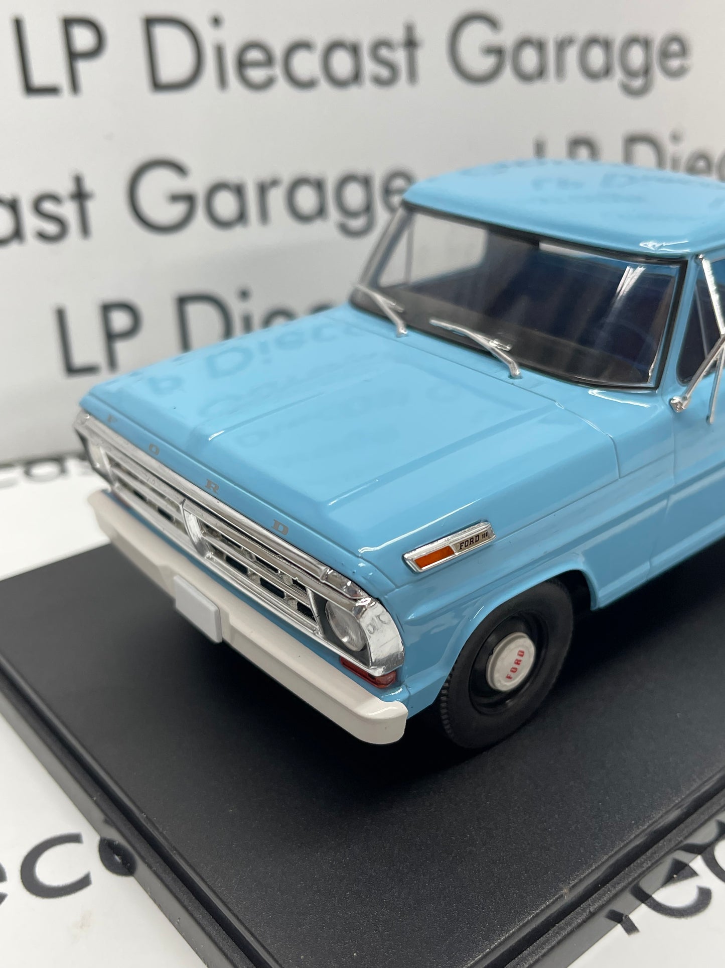 EDICOLA 1970 Ford F-100 Light Blue Short Bed Pick Up Truck 1:24 Scale Diecast