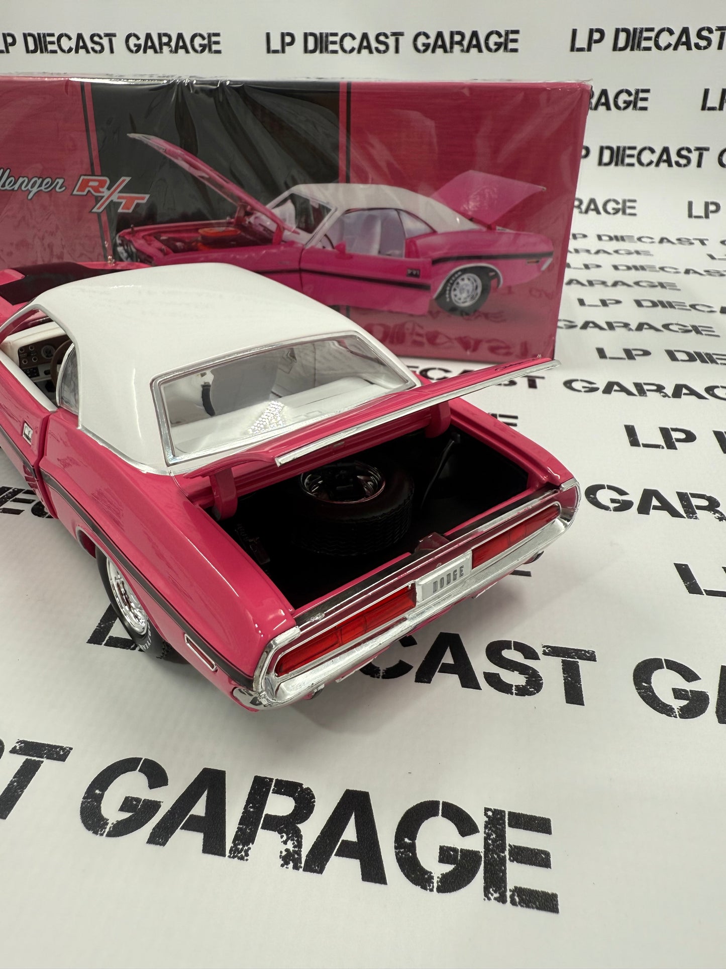 GREENLIGHT 1970 Dodge Challenger R/T Panther Pink 1:18 Diecast