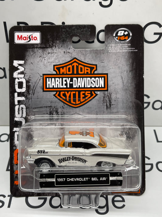 MAISTO 1957 Chevrolet Bel Air 572CI Harley Davidson Motorcycles White 1:64 Diecast