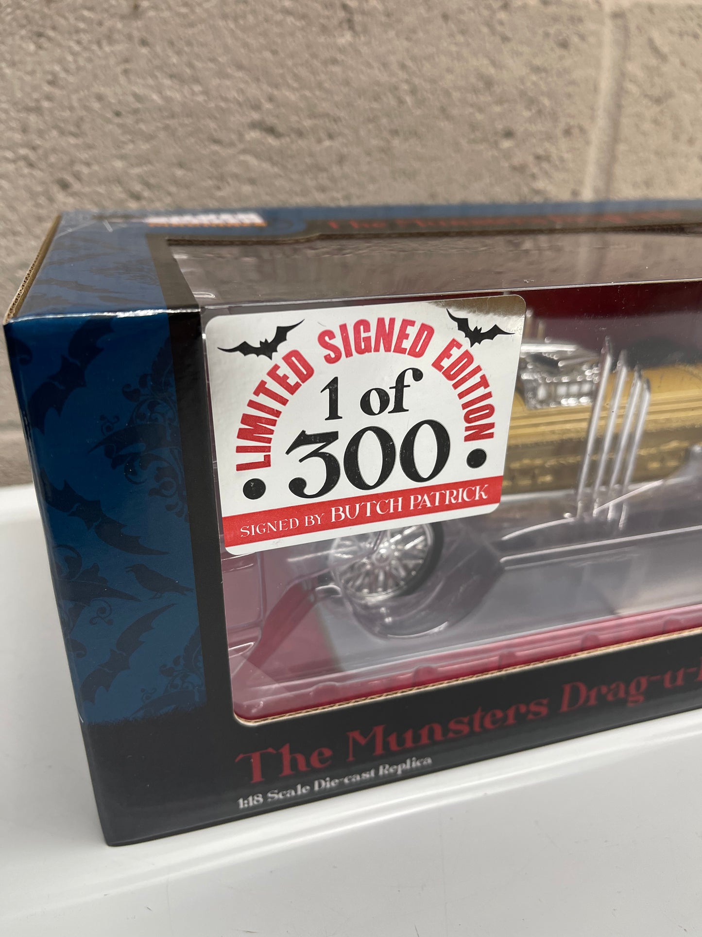 AUTO WORLD The Munsters Drag-U-La SIGNED By Butch Patrick 1 of 300 Made 1:18 Diecast