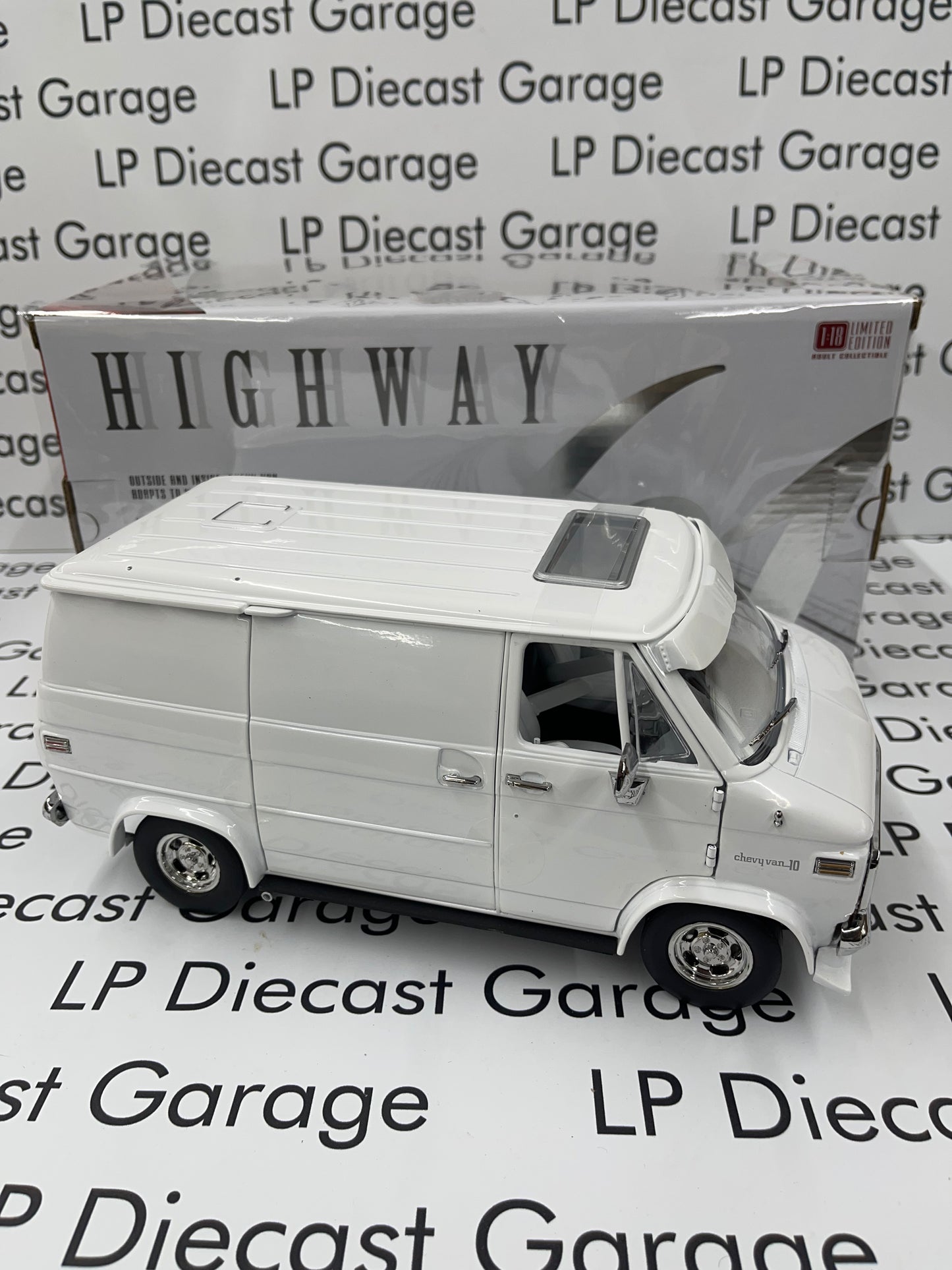 HIGHWAY 61 1976 Chevrolet G-Series Van White 1:18 Diecast